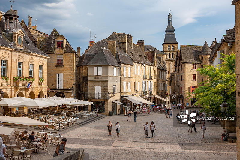 法国多尔多涅省萨尔拉小镇的美丽主广场图片素材