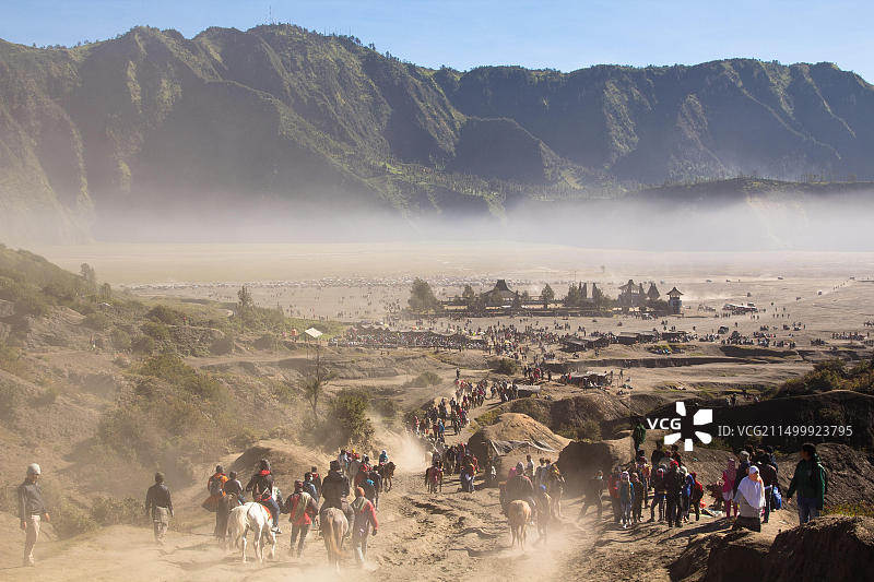 人群与婆罗摩火山沙质陨石坑中的马匹图片素材