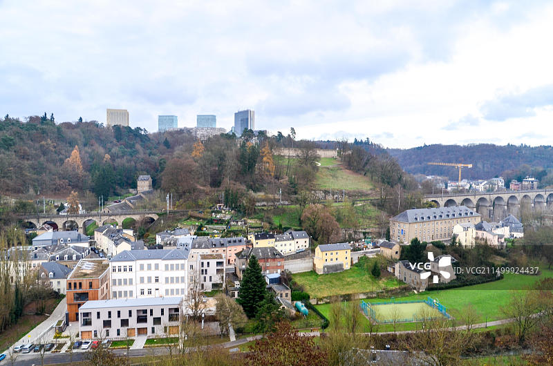 从山谷对面的上城区看 Kirchberg，卢森堡的欧洲区及其摩天大楼（法院）图片素材