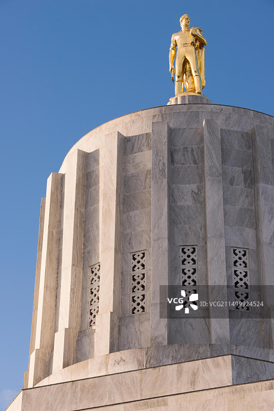 俄勒冈州议会大厦上的俄勒冈先锋雕像图片素材