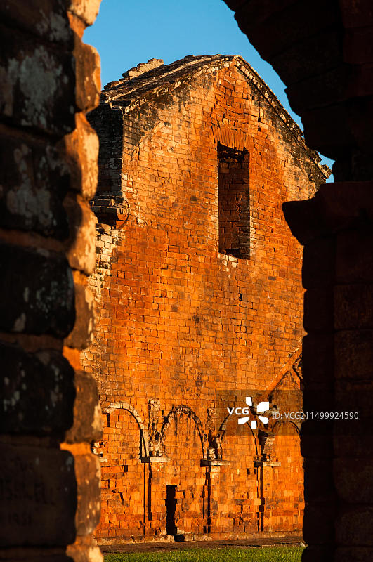 教堂外穿过拱门，耶稣会传教会Santísima Trinidad de paranacion遗址，encaracion图片素材