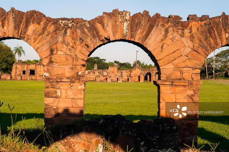 恩卡纳西翁，拉圣ísima特立尼达德巴拉那耶稣会传教团遗址的修道院拱廊图片素材
