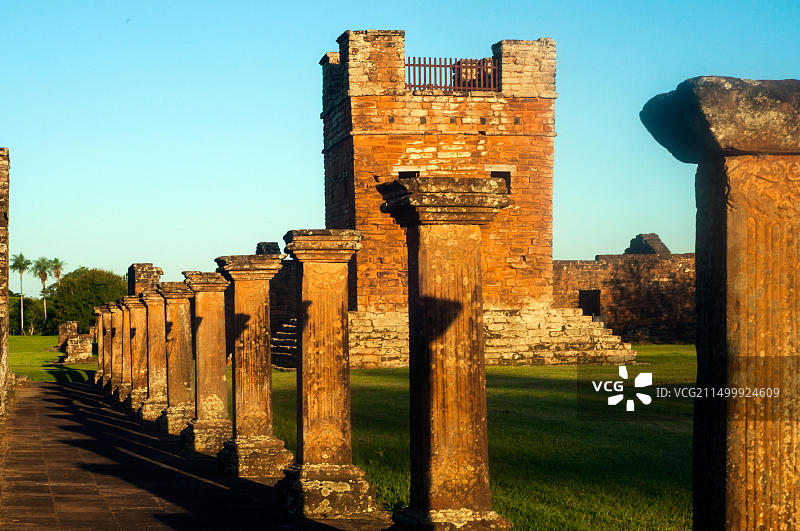 耶稣会拉桑蒂西玛特里尼达德德巴拉那遗址的钟楼和辅助教堂图片素材