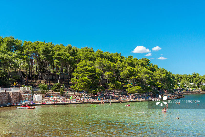 在克罗地亚赫瓦尔岛耶尔萨米纳湾的游客图片素材