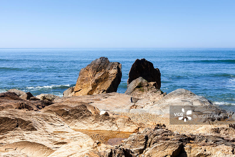 葡萄牙波尔图：杜罗河口岩石海滩图片素材