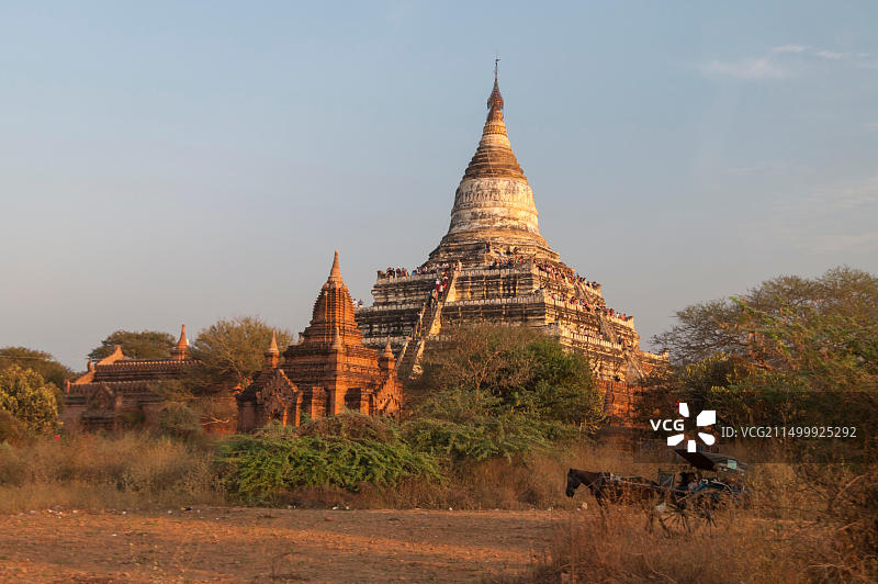 缅甸曼德勒省蒲甘瑞山都佛塔日落景观，前景为马车图片素材