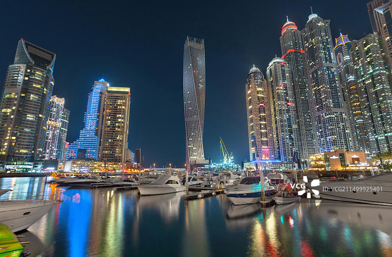 夜晚水面上美丽的迪拜码头灯光天际线倒影图片素材