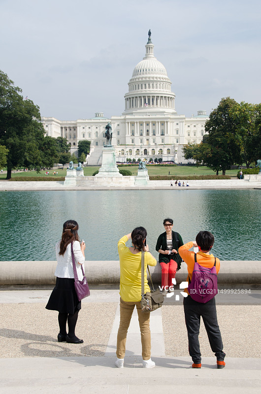 亚洲游客在美国国会大厦前合影（2013年10月预算关闭期间）图片素材