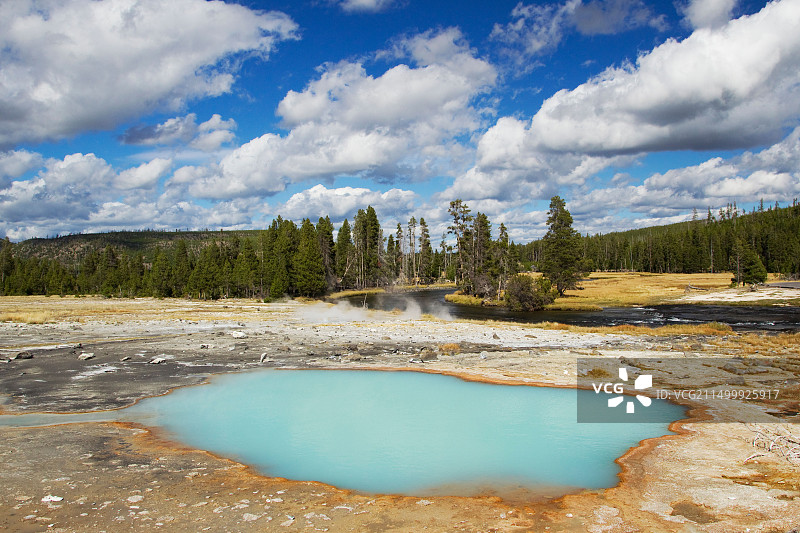 美国怀俄明州黄石国家公园的黑蛋白石泉盆地图片素材