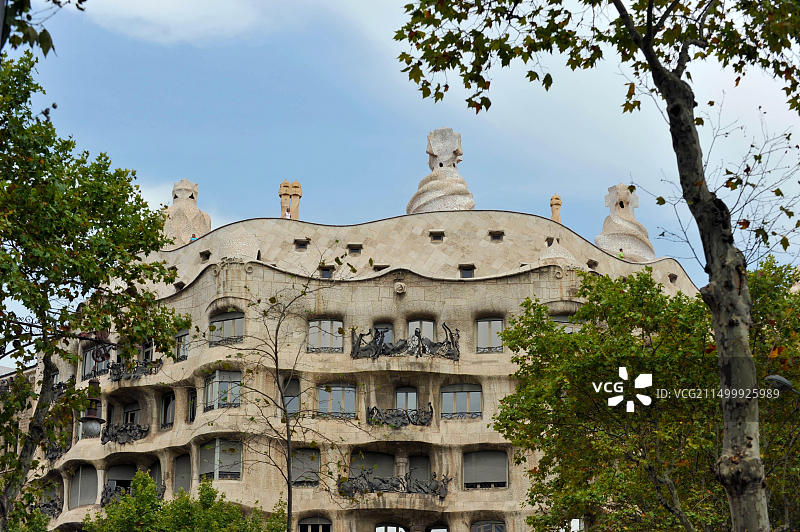 西班牙加泰罗尼亚巴塞罗那：安东尼·高迪设计的米拉之家图片素材