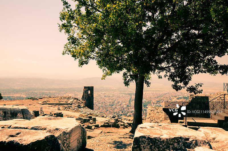 土耳其贝加马，图拉真圣殿的大理石柱遗迹图片素材