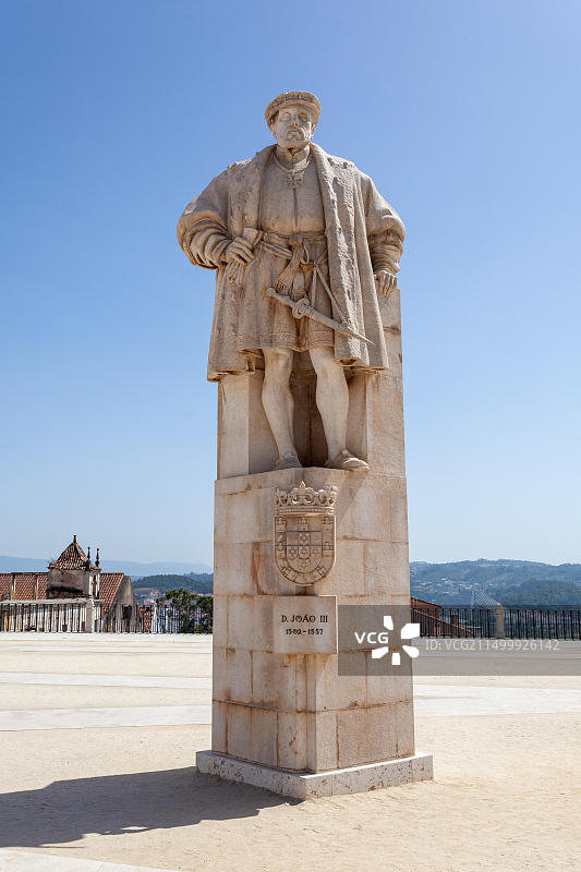 葡萄牙科英布拉旧大学庭院广场上的国王若昂三世雕像图片素材