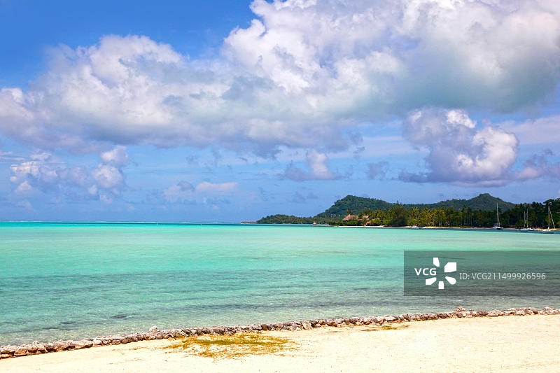 波拉波拉岛海滩与岛屿背景美景，法属波利尼西亚图片素材