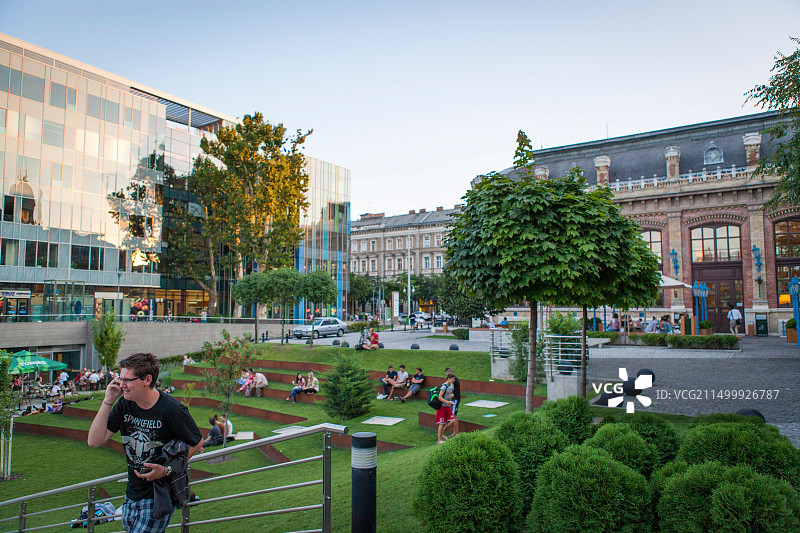 年轻人聚集在纽加提西火车站前的广场图片素材