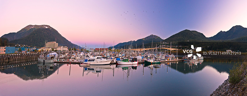 阿拉斯加州朱诺，道格拉斯岛和哈里斯港的日落月升图片素材