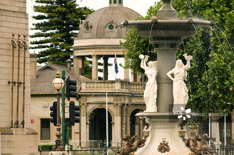 建于1881年的亚历山德拉喷泉与本迪戈RSL纪念馆及军事博物馆图片素材