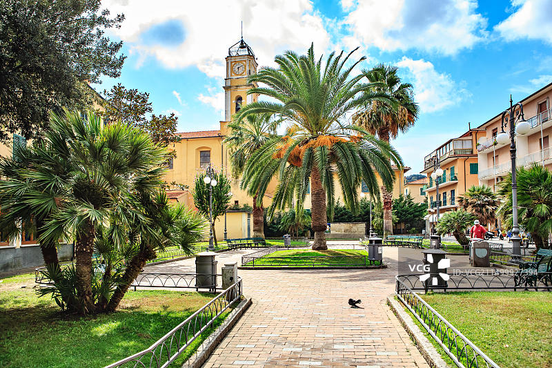 意大利厄尔巴岛阿祖罗港街景，大约2011年8月图片素材