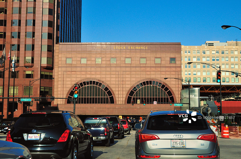 美国伊利诺伊州芝加哥：进站艾森豪威尔高速公路隧道上的交通拥堵，位于芝加哥证券交易所大厦图片素材