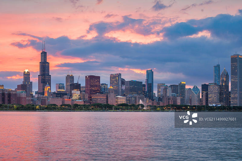 日落时分的美国伊利诺伊州芝加哥市中心天际线图片素材