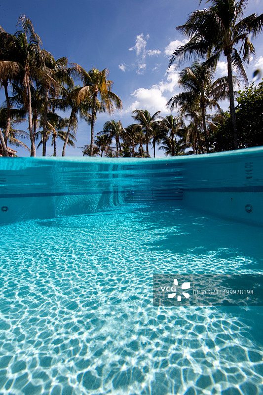 游泳池中清澈的水的上下视角图片素材