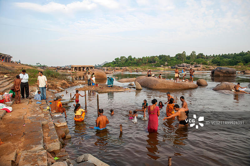 在印度卡纳塔克邦亨比栋格珀德拉河沐浴的印度人图片素材