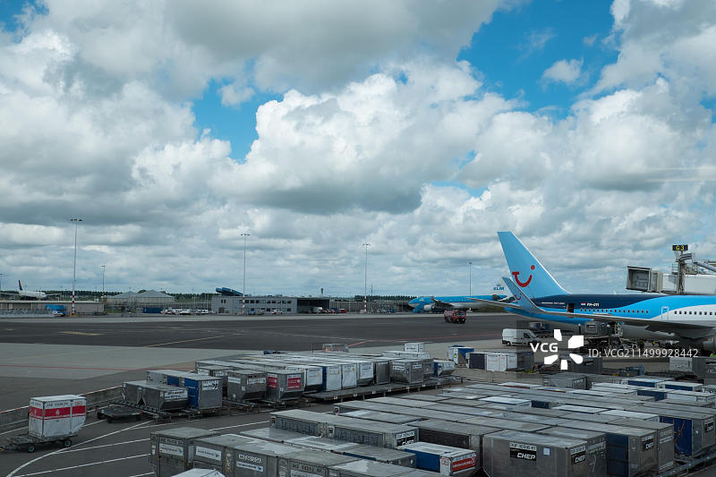 史基浦机场货运飞机蓝天白云图片素材