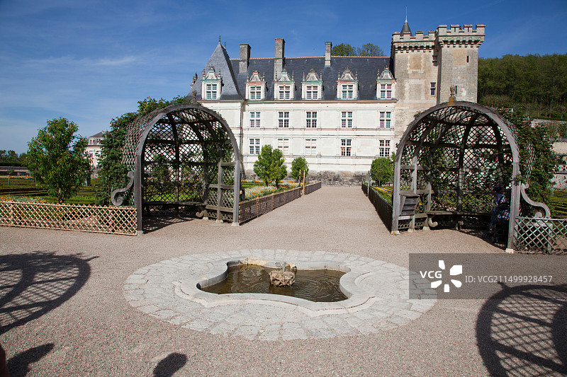 法国卢瓦尔河谷维朗德里城堡喷泉图片素材