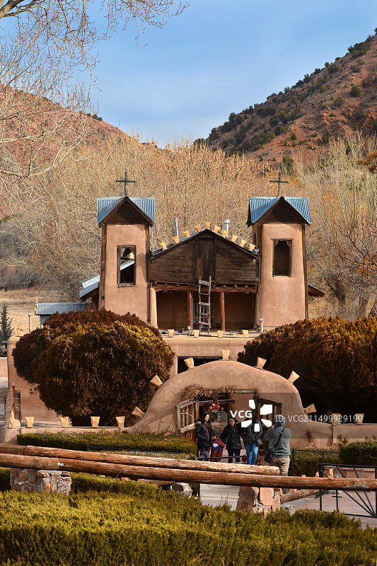 游客进入奇马约圣所，这是位于新墨西哥州奇马约的一座历史悠久的天主教堂和西班牙裔朝圣地，于1816年开放。图片素材