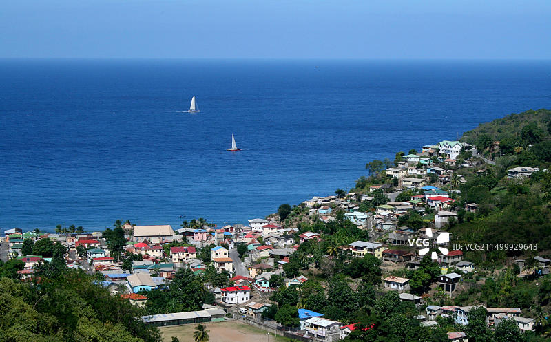 帆船在加勒比村庄附近航行图片素材
