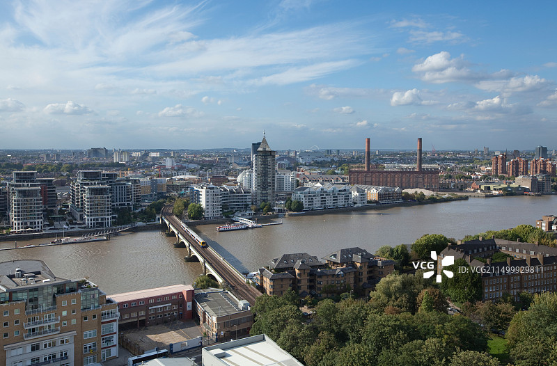 伦敦地铁通勤列车穿越泰晤士河切尔西港图片素材