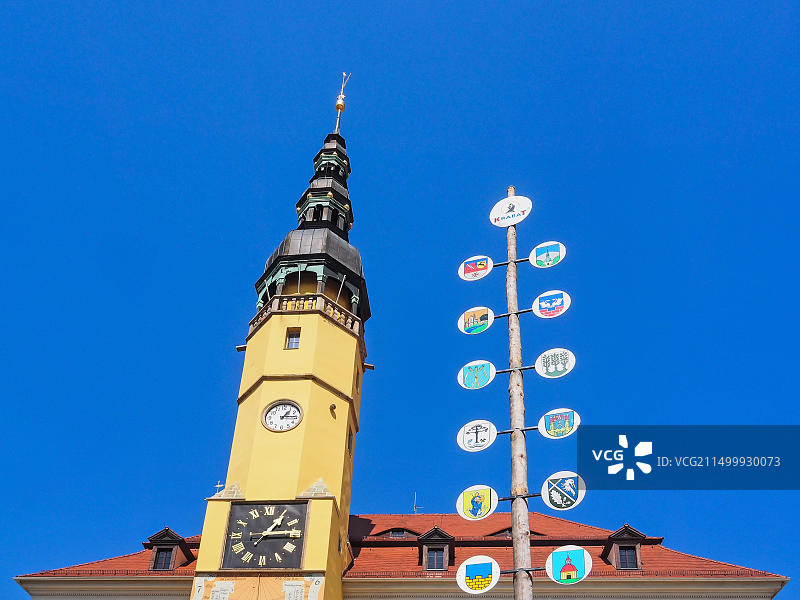 德国萨克森州包岑：市政厅塔楼和五月柱图片素材