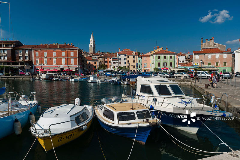 斯洛文尼亚伊佐拉老城区环绕的港口图片素材