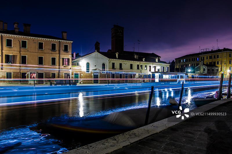 威尼斯运河夜景与船只光迹图片素材