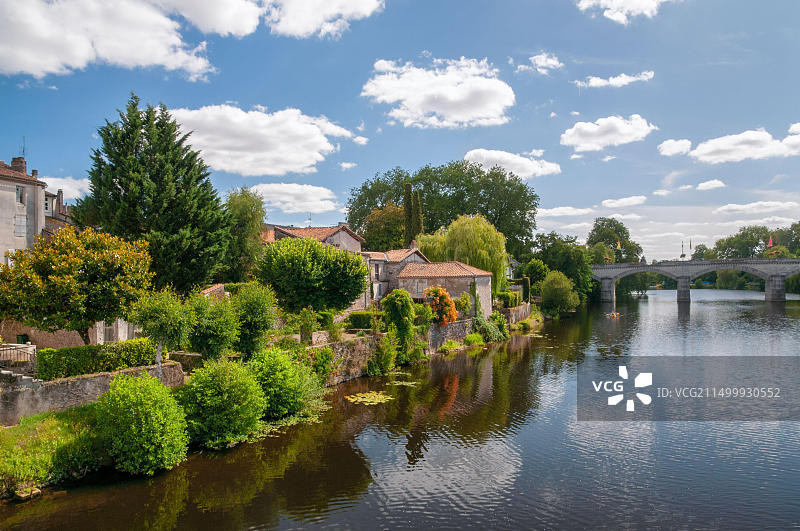 法国新阿基坦大区夏朗德河上的老桥图片素材