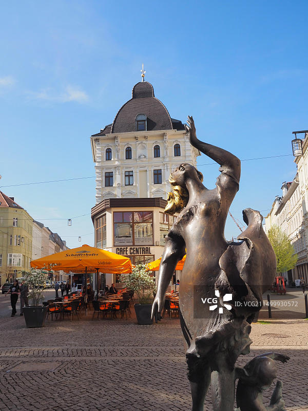德国萨克森州格尔利茨老城区中央咖啡馆和“舞者”喷泉图片素材