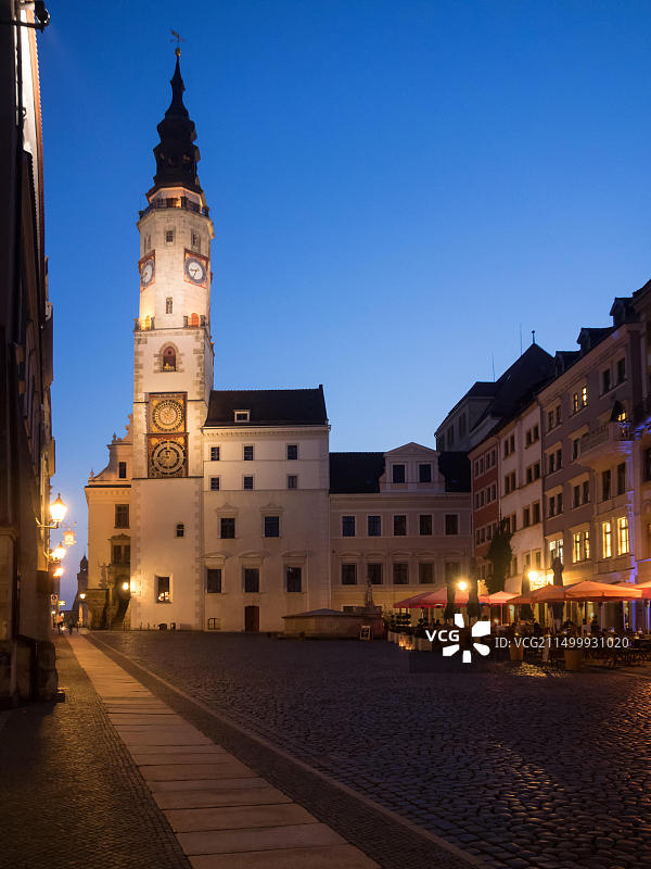 德国萨克森州格尔利茨：蓝色时刻的老城区和市政厅图片素材