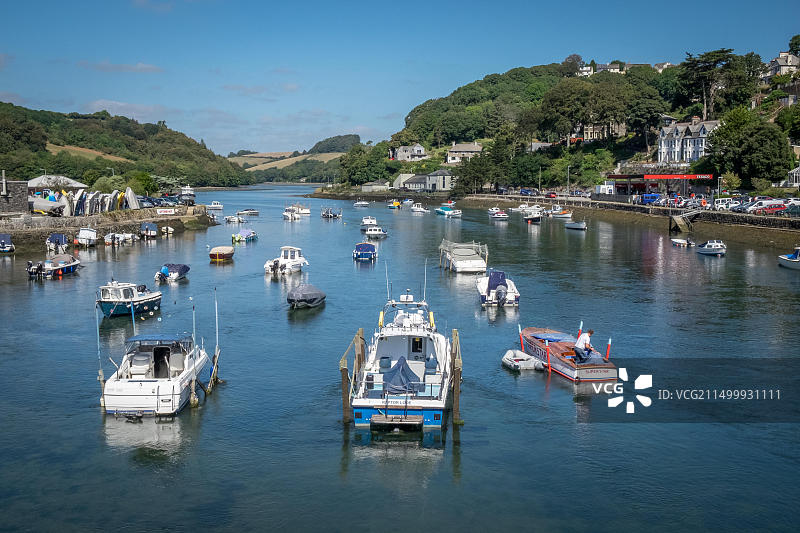 康沃尔卢埃河口停泊的船只图片素材