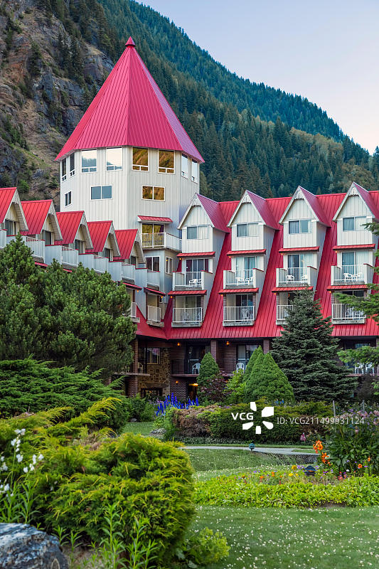 雷夫尔斯托克花园旁的城堡一角图片素材