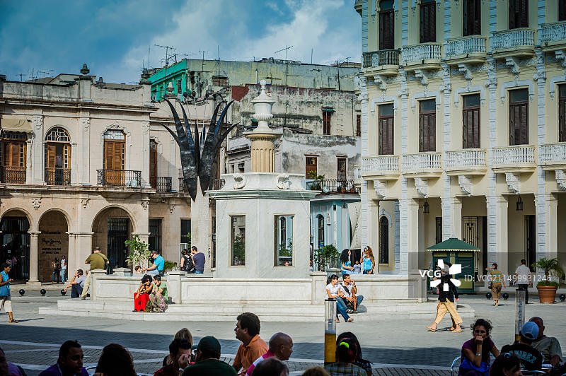 游客坐在古巴哈瓦那老广场咖啡馆的椅子上（联合国教科文组织世界遗产）图片素材