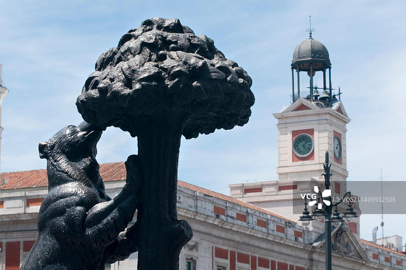 西班牙马德里太阳门广场熊与草莓树雕像，马德里地标图片素材