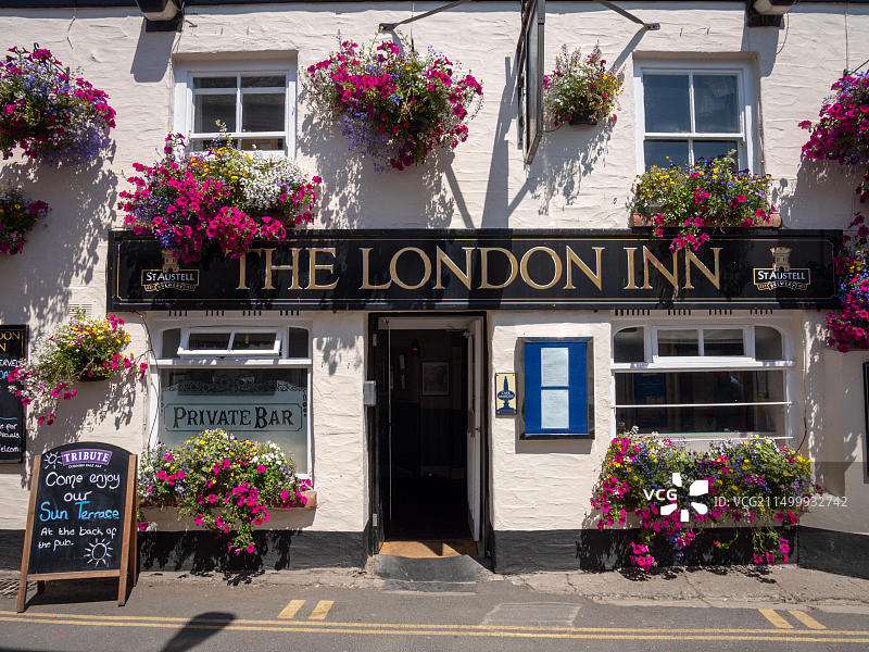 英国康沃尔帕兹托的伦敦客栈美丽的窗台花箱和鲜花展示图片素材