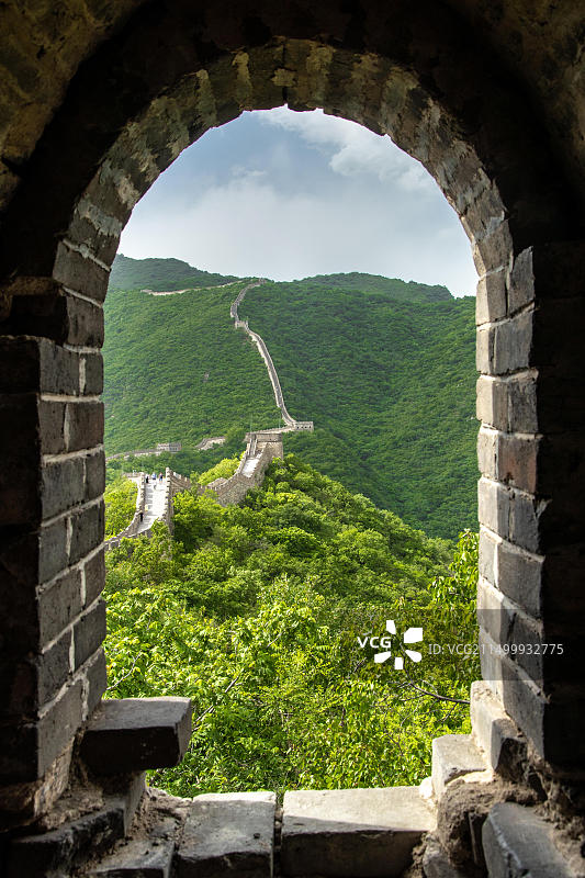 透过墙顶开口的视野图片素材