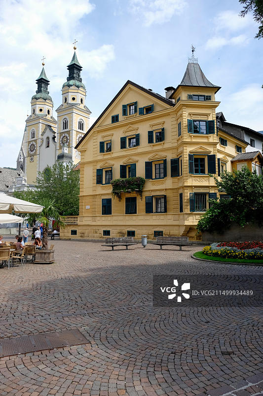 从主教广场看到的古老建筑和两座大教堂钟楼，意大利布列瑟农图片素材