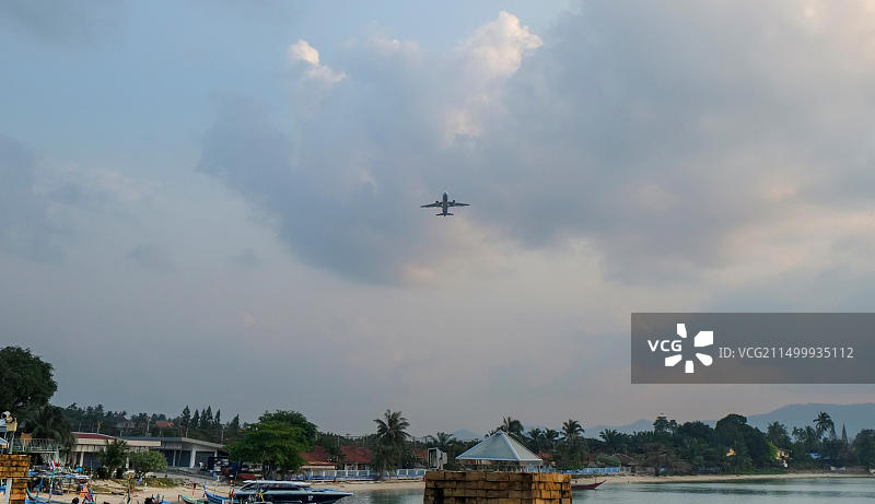 泰国苏梅岛大佛港附近机场起飞的飞机图片素材