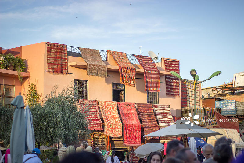 马拉喀什麦地那露天市场：摩洛哥地毯与商品图片素材