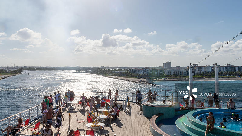在巴哈马天堂邮轮公司盛大庆典号邮轮甲板上的游客，美国棕榈滩图片素材