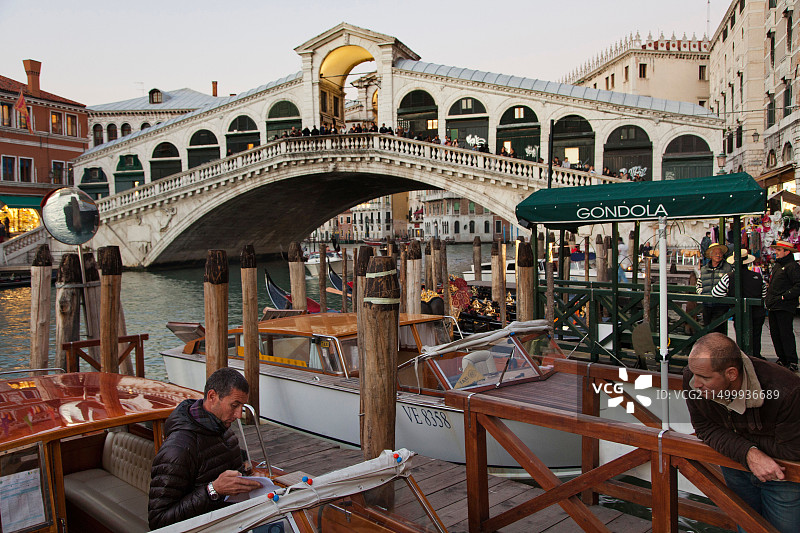 意大利威尼斯里亚托桥横跨大运河，连接圣马可区和圣保罗区图片素材