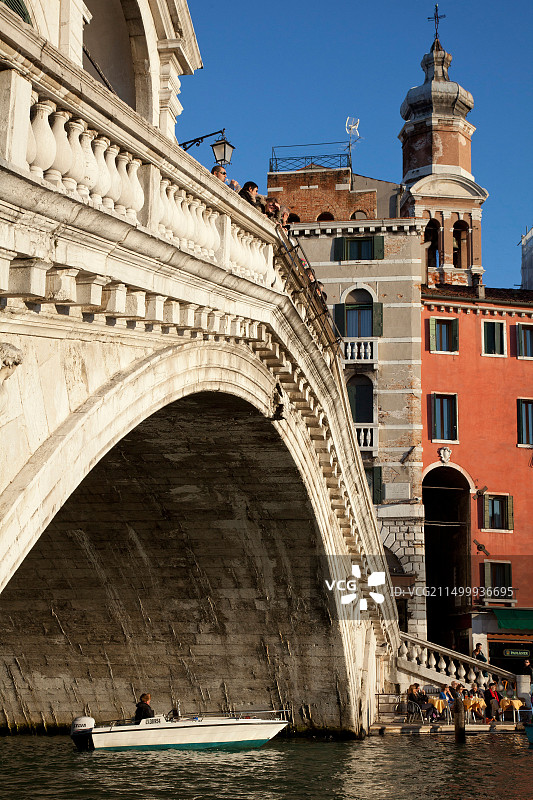 意大利威尼斯里亚托桥横跨大运河，连接圣马可区和圣保罗区图片素材