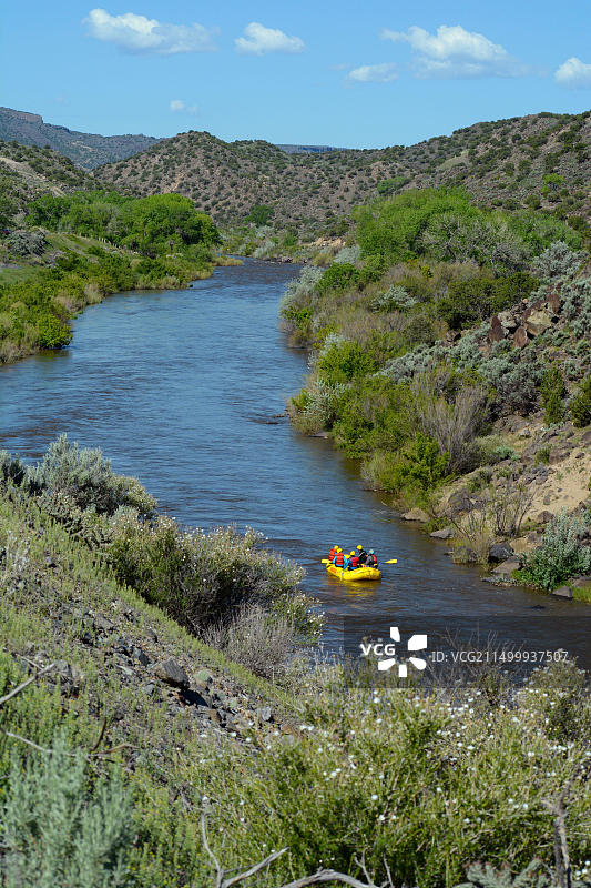 游客在新墨西哥州陶斯附近的格兰德河上享受漂流之旅图片素材