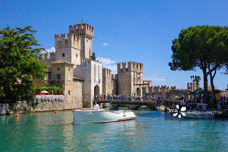 意大利加尔达湖畔锡尔苗内斯卡利杰罗城堡图片素材